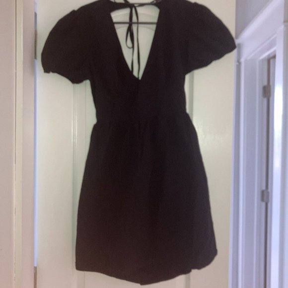 nice black short dress with the back out in a Meduim - Picture 1 of 1